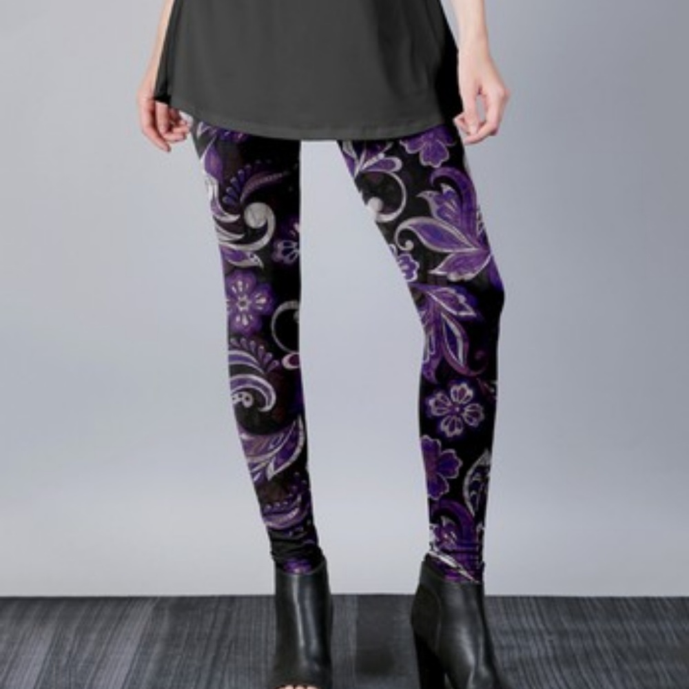 LAST CHANCE! Gorgeous purple paisley leggings NWT